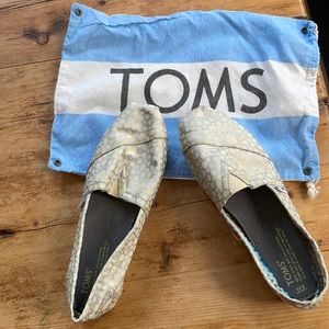 Tom’s shoes